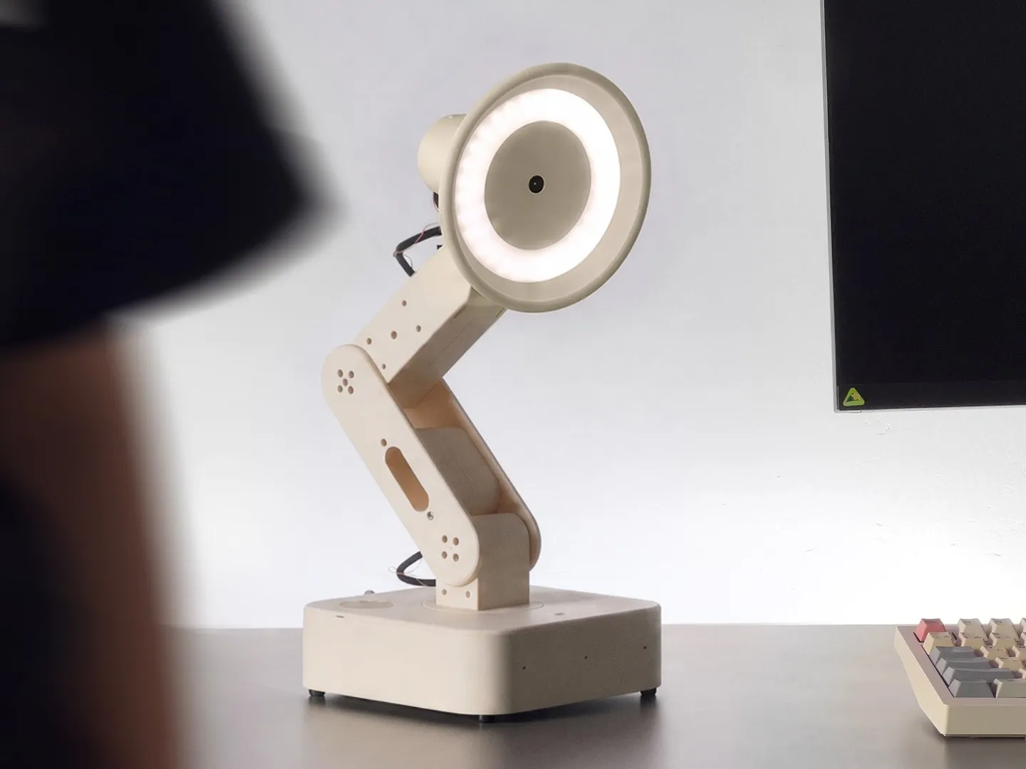 Autonomous Lamp Desk Robot